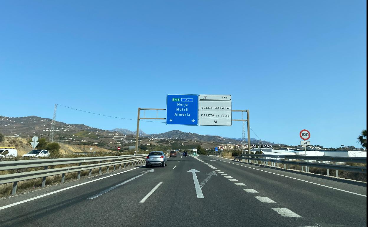 Imagen de la autovía del Mediterráneo a su paso por Vélez-Málaga. 