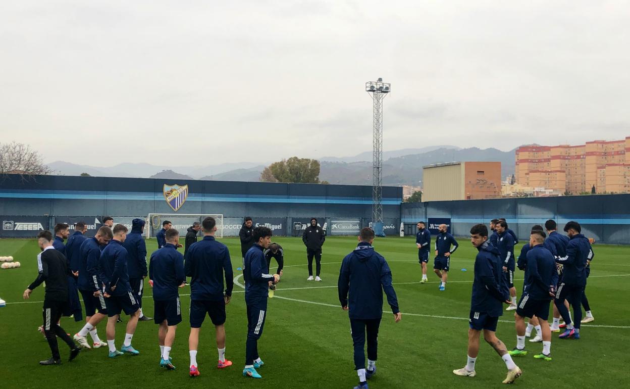 Los jugadores de la Ponferradina, esta tarde en el Anexo de La Rosaleda. 