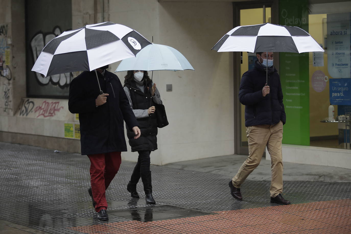 En Andalucía los paraguas serán imprescindibles este fin de semana, según la previsión de Aemet. 