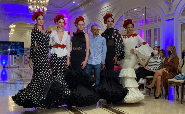 El diseñador Jorge Sánchez, acompañado de las modelos con sus diseños tras el desfile.