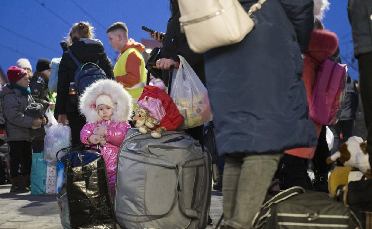 Éxodo masivo. Miles de mujeres y niños cruzan la frontera de Ucrania con Polonia a través del paso de Medyka para huir de los bombardeos.