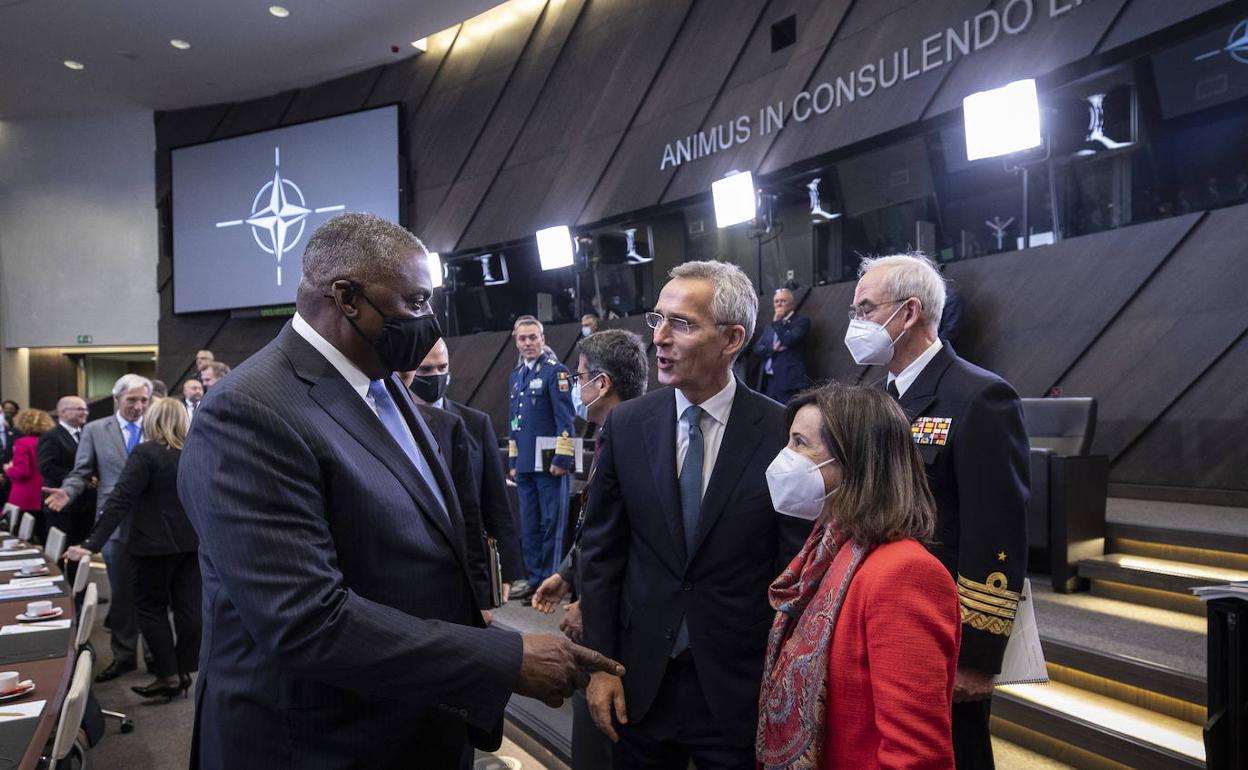 El secretario de Defensa Lloyd Austin junto a Jens Stoltenberg (OTAN) y la ministra Robles en octubre pasado. 