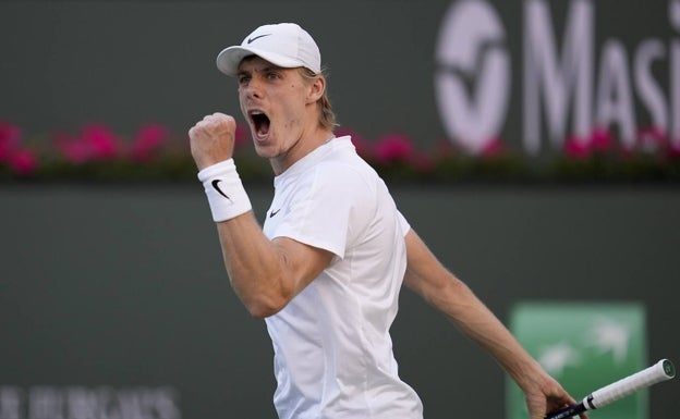 Denis Shapovalov celebra un punto con el puño en alto. 