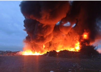 Imagen secundaria 1 - Tres imágenes del fuego, con los bomberos actuando en el lugar. 