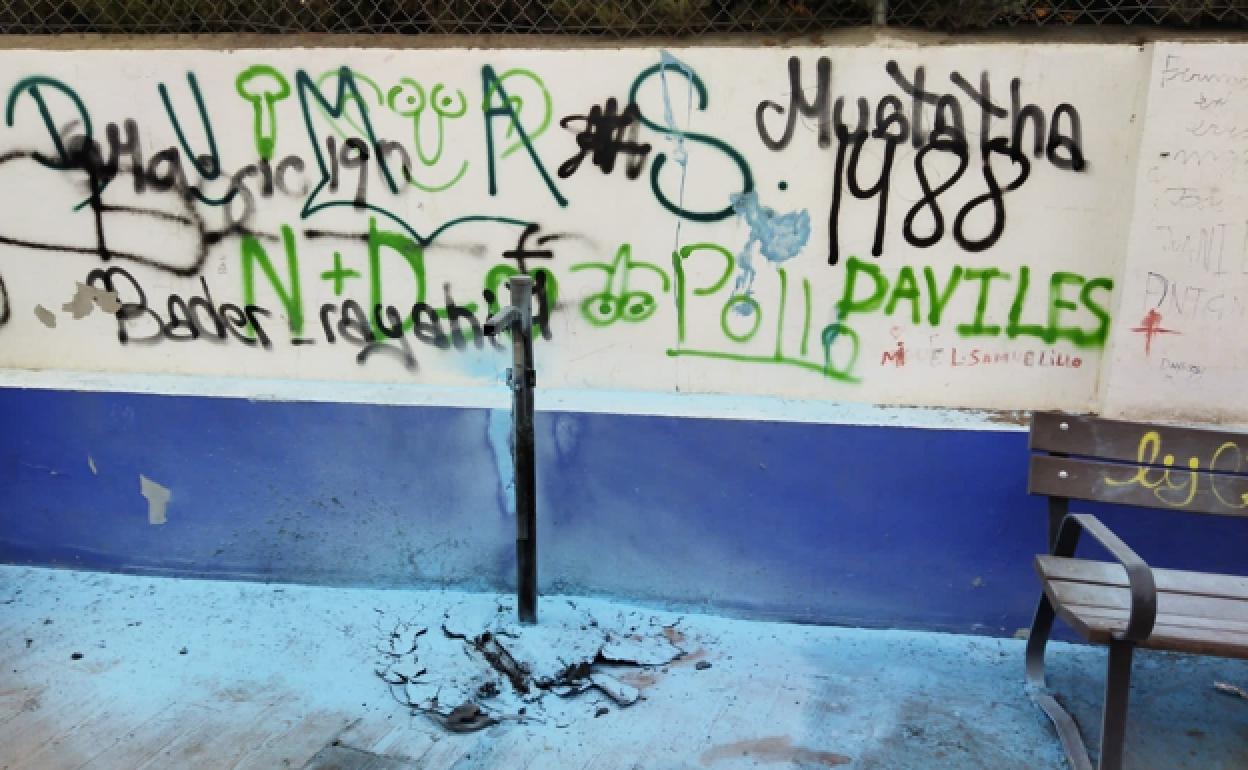 Pintadas y papelera quemada en la calle Agustín Martín Carrión, cerca de La Unión. 