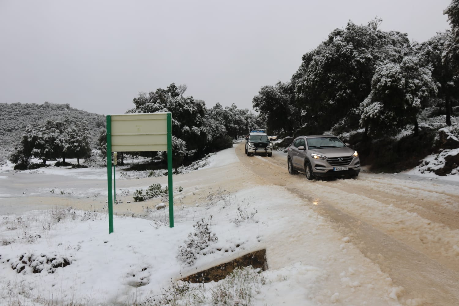 El paso de la borrasca Celia deja nieve y lluvia en distintos puntos de la provincia malagueña. El paso de la borrasca Celia deja nieve y lluvia en distintos puntos de la provincia malagueña. Acceso al parque Sierra de las Nieves