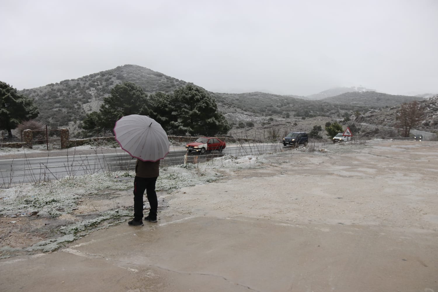 El paso de la borrasca Celia deja nieve y lluvia en distintos puntos de la provincia malagueña. En la imagen, el cortijo Las Navas de los Pinsapos, en Parauta.