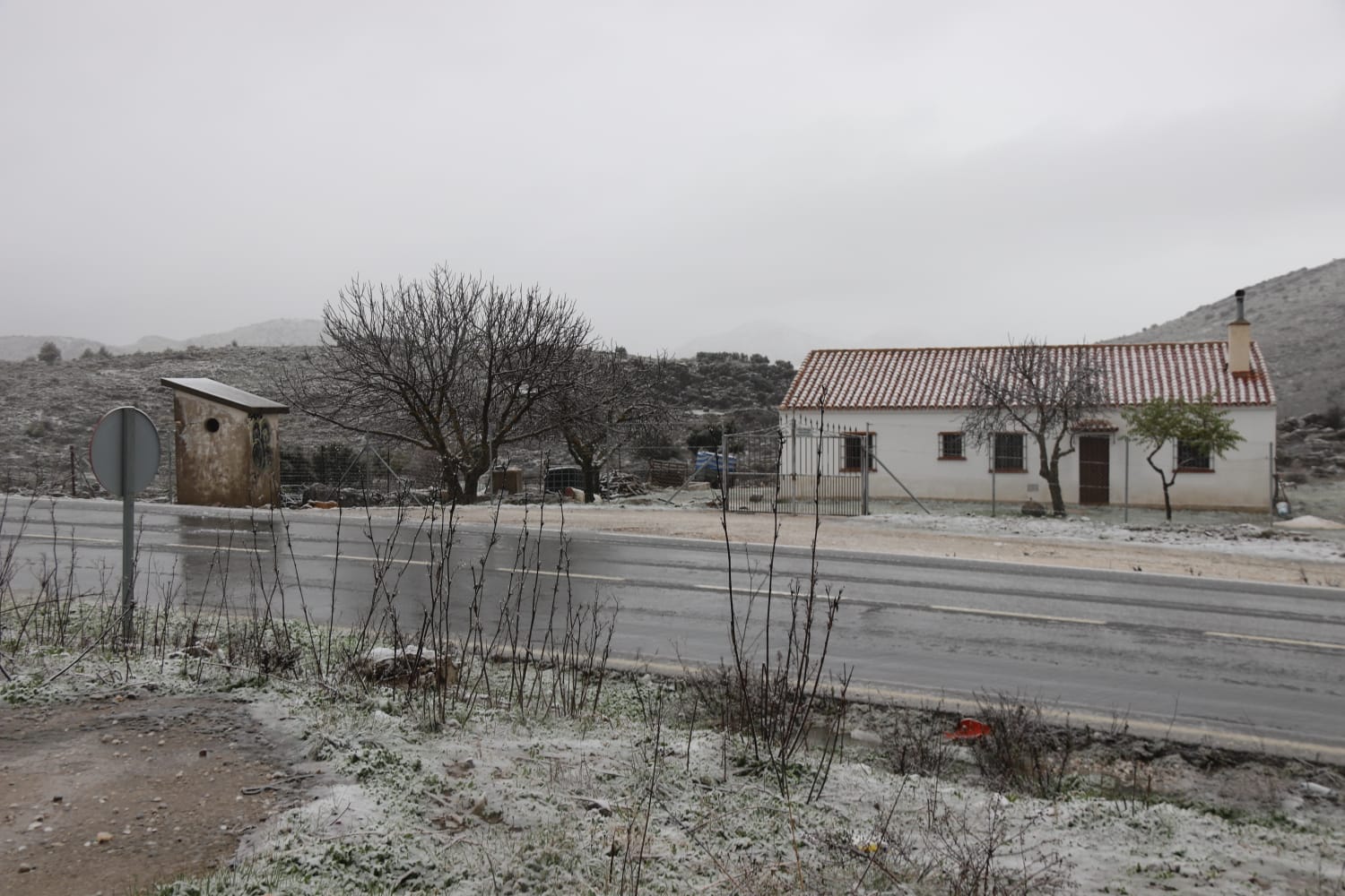 El paso de la borrasca Celia deja nieve y lluvia en distintos puntos de la provincia malagueña. En la imagen, el cortijo Las Navas de los Pinsapos, en Parauta.