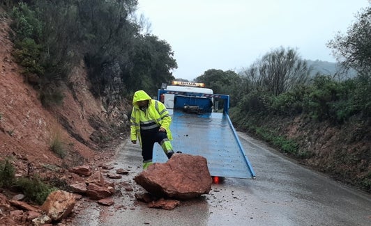 Operarios, en una de las vías afectadas en Jimera de Líbar. 