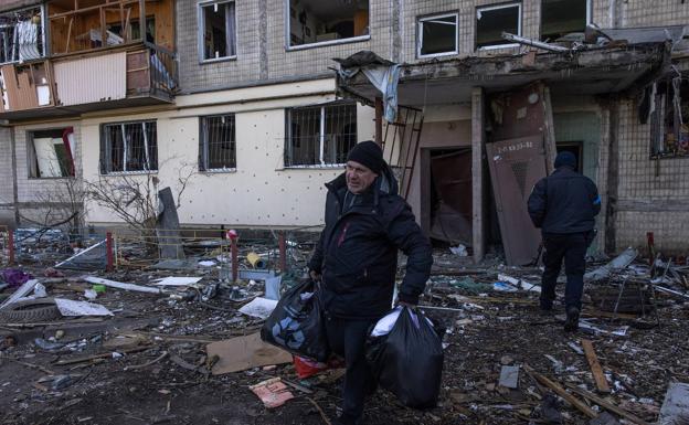 Un proyectil arrasa un edificio de apartamentos en una zona residencial de Kiev y deja al menos dos muertos