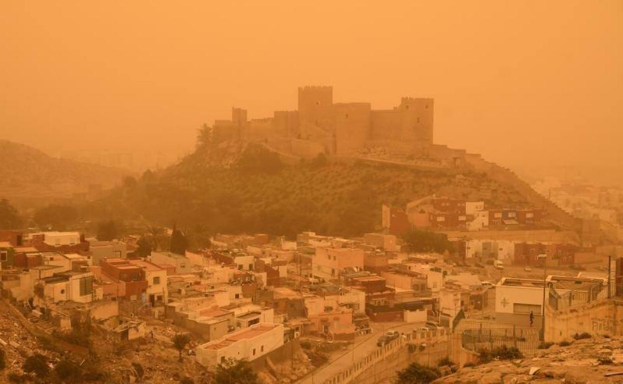 El entorno de Alcazaba de Almería, teñido de un manto rojizo este martes. 