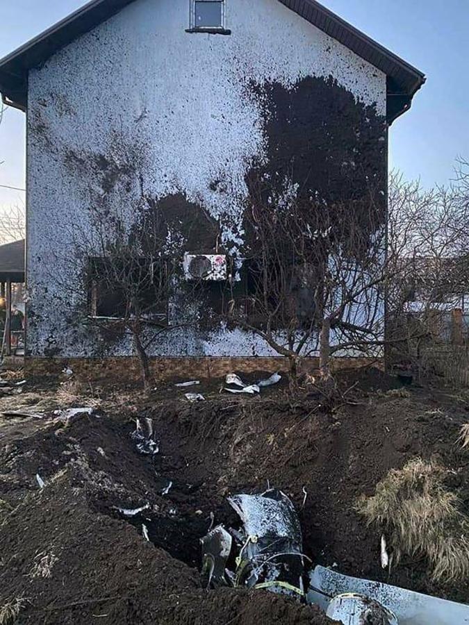 Restos de un misil en el patio de una casa privada afectada por bombardeos en el distrito de Osokorky, sureste de Kiev. 