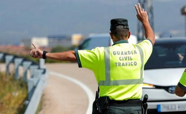 DGT: Cambia la Ley de Tráfico: más castigo por usar el móvil y fin al margen de 20 km/h para adelantar