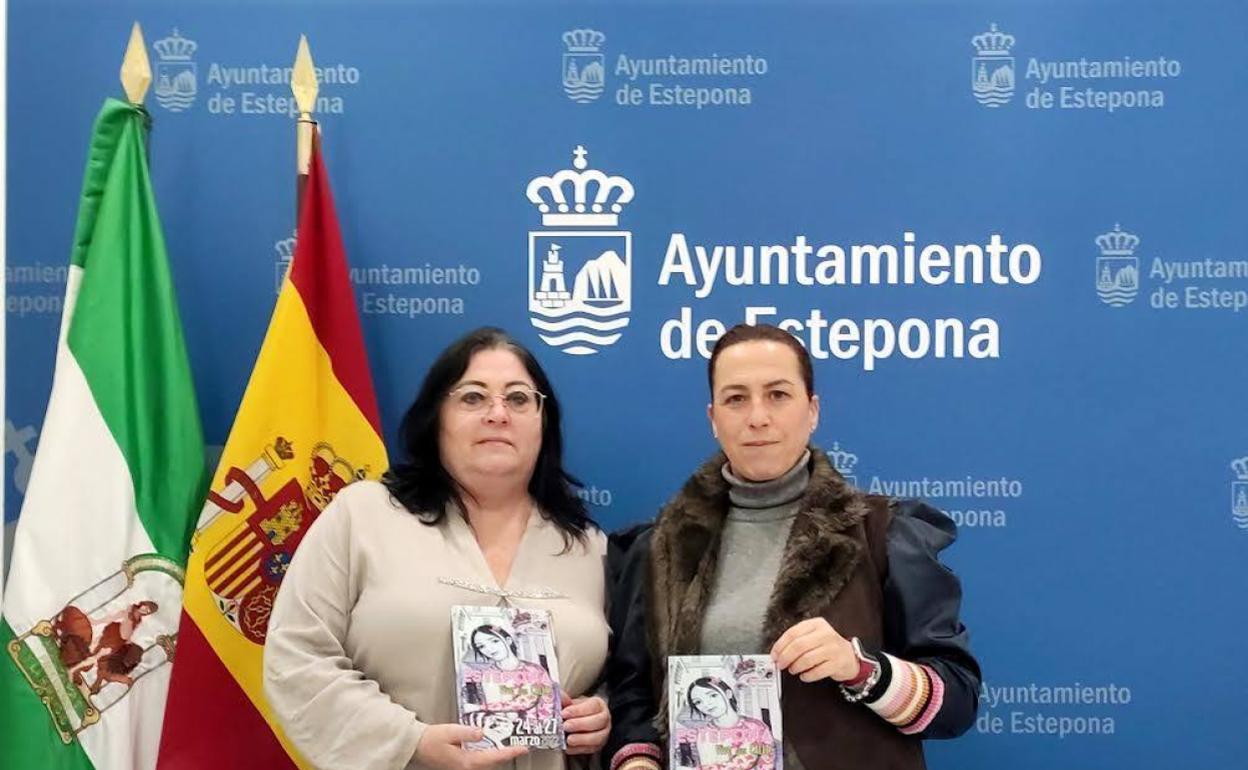 La teniente alcalde del área Sociocultural del Ayuntamiento de Estepona, Begoña Ortiz, y la concejala adscrita a las delegaciones de Cultura y Fiestas, Macarena Diánez. 