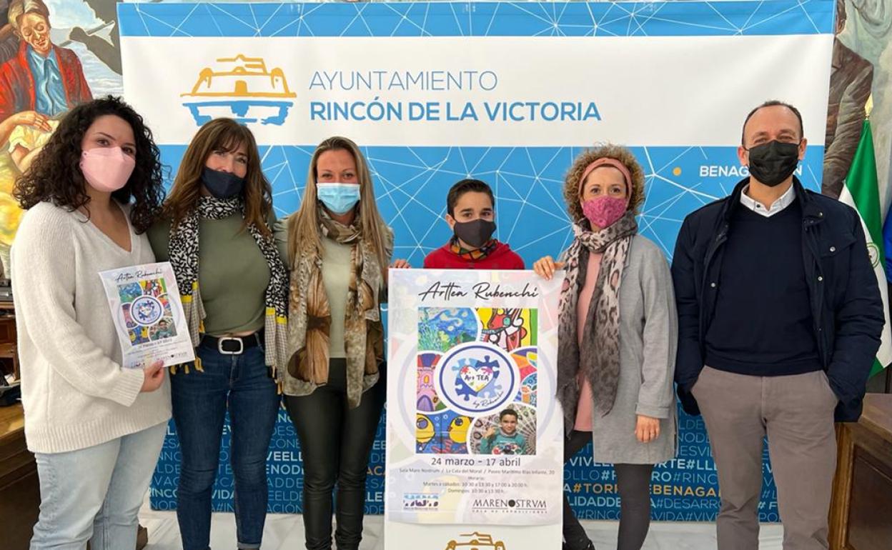 Acto de presentación de la muestra, con el pequeño Rubén Ortega en el centro. 