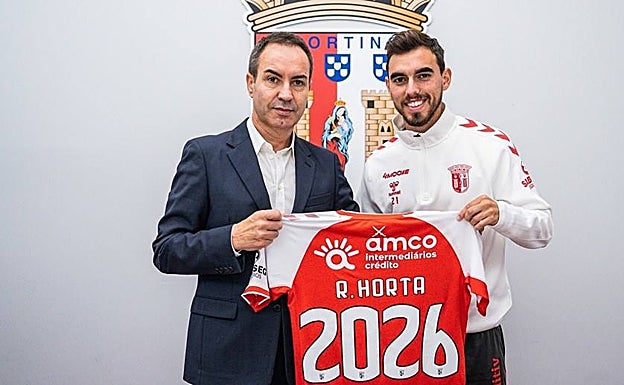 Ricardo Horta, con una camiseta conmemorativa de su renovación hasta junio de 2026. 