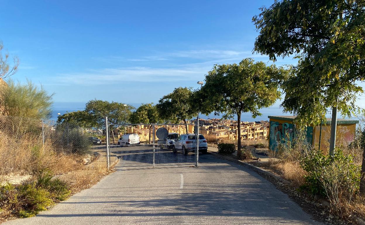 Imagen de uno de los accesos cortados en la urbanización Parque Victoria para evitar actos vandálicos y robos. 