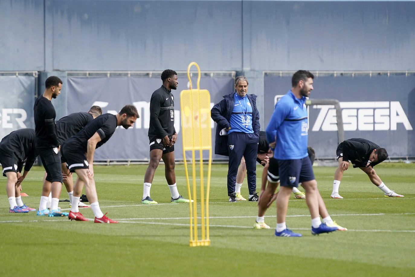 El equipo de Natxo González se ejercita pensando en el encuentro contra el Fuenlabrada del próximo sábado (16.00 horas). Destacan el regreso progresivo de los tocados Peybernes e Hicham. El portero Dani Martín se entrena con máscara por un golpe reciente. Sekou, en entredicho y suplente, charla amablemente con el entrenador.