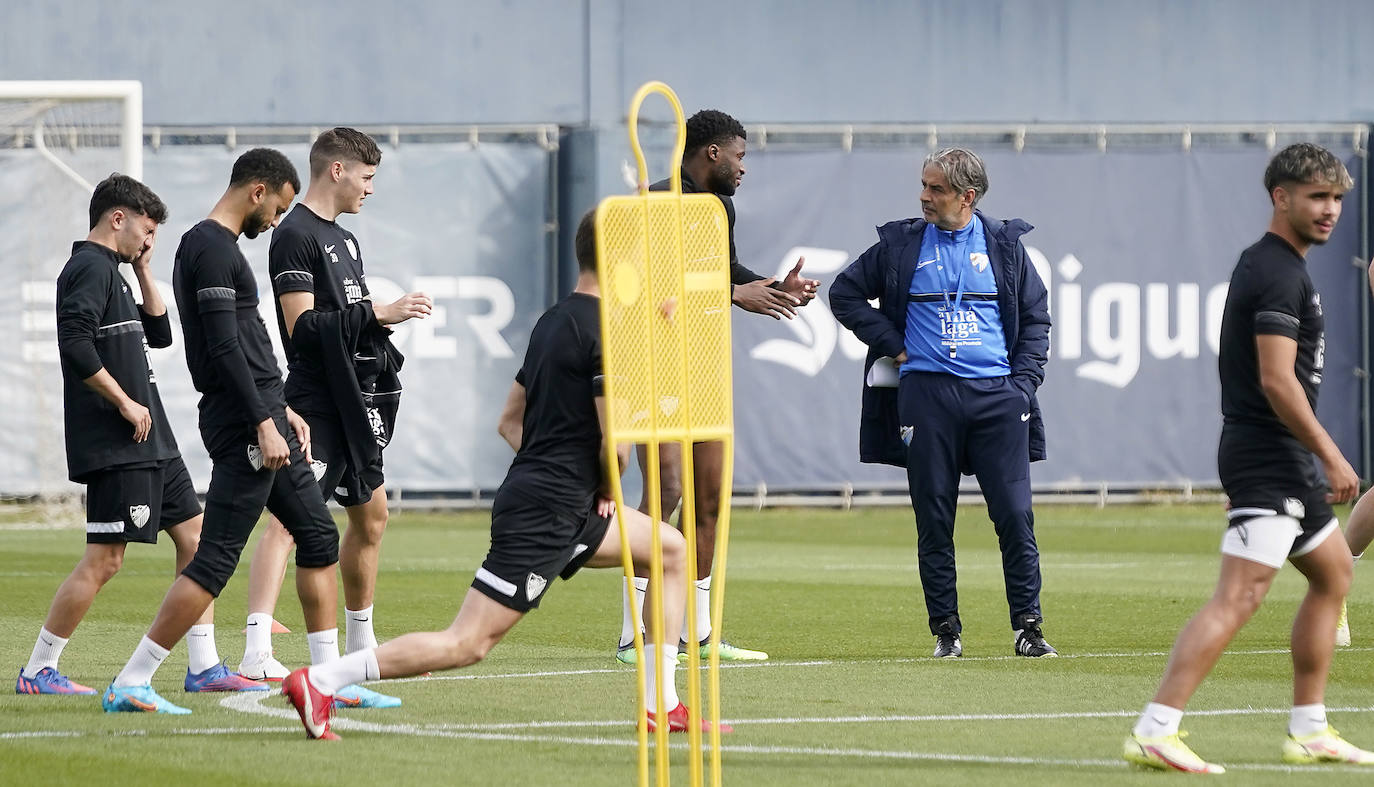 El equipo de Natxo González se ejercita pensando en el encuentro contra el Fuenlabrada del próximo sábado (16.00 horas). Destacan el regreso progresivo de los tocados Peybernes e Hicham. El portero Dani Martín se entrena con máscara por un golpe reciente. Sekou, en entredicho y suplente, charla amablemente con el entrenador.