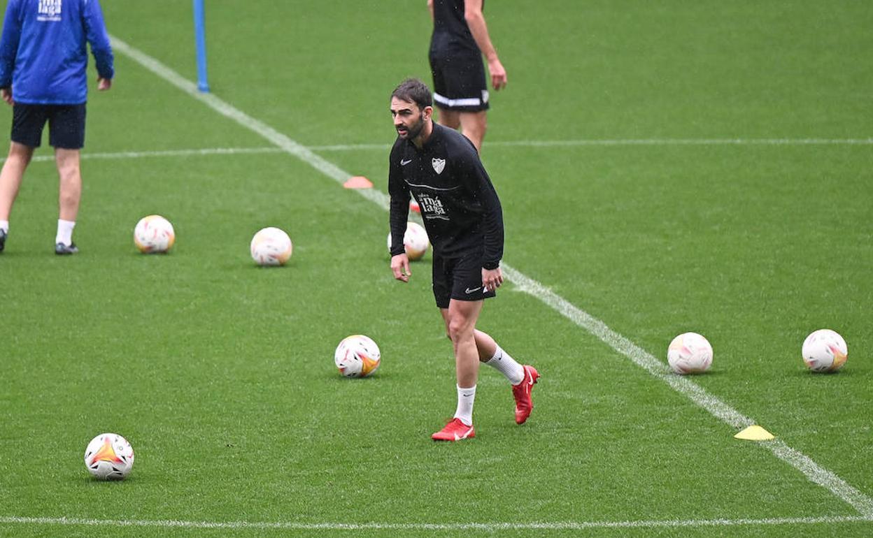 Adrián López, durante el entrenamiento del Málaga de anteayer en La Rosaleda.