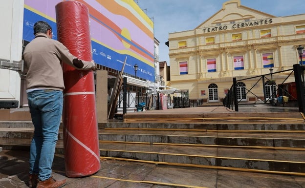 La alfombra roja también llegaba ayer al Teatro Cervantes para el montaje en su exterior. 