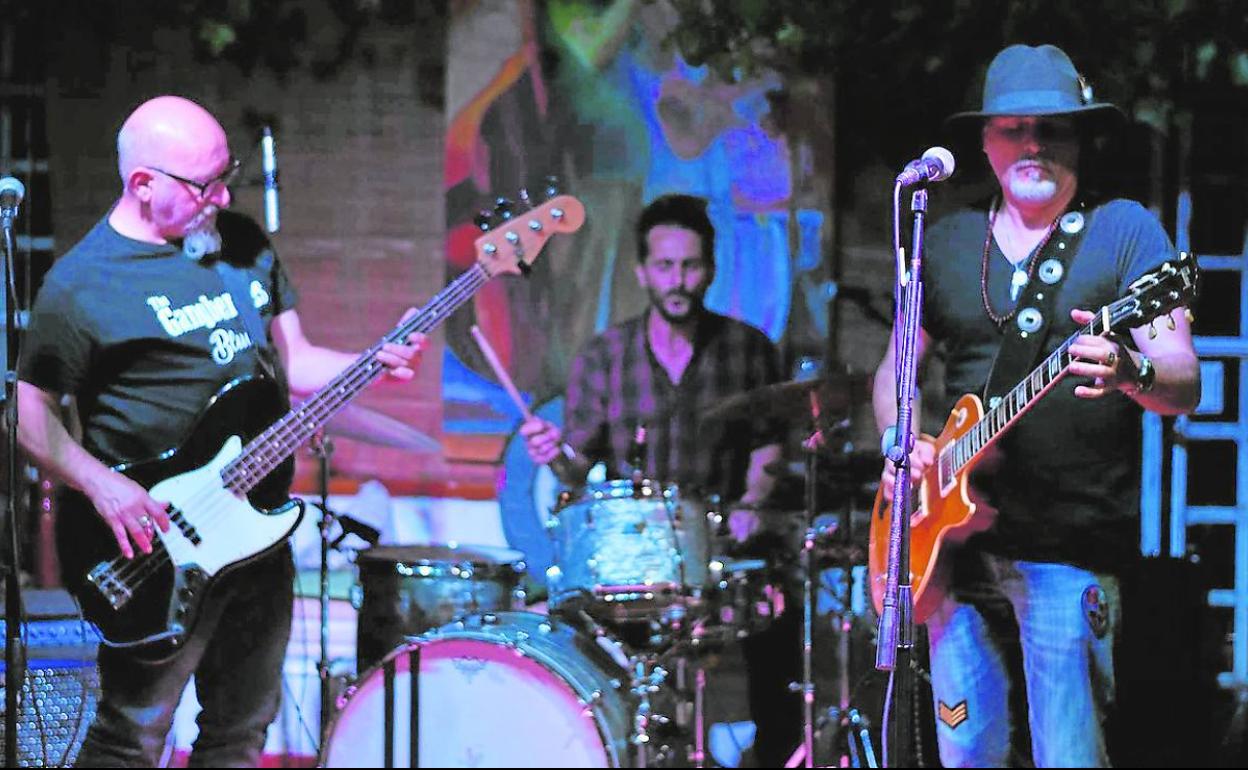 Javier Martín, Dani Cuenca y Fran Pacheco, durante un concierto de The Gangberries.