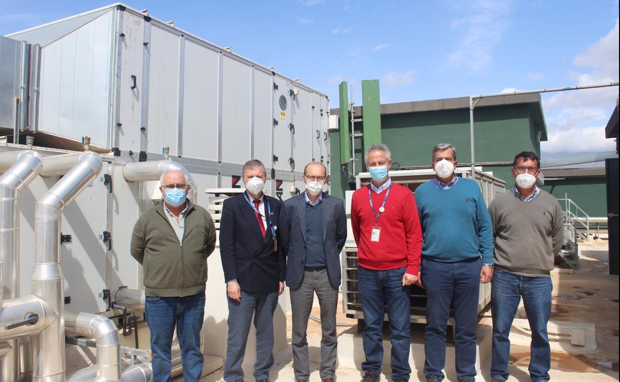 Autoridades de la Junta y el centro sanitario de la Axarquía, junto a los nuevos equipos de refrigeración. 