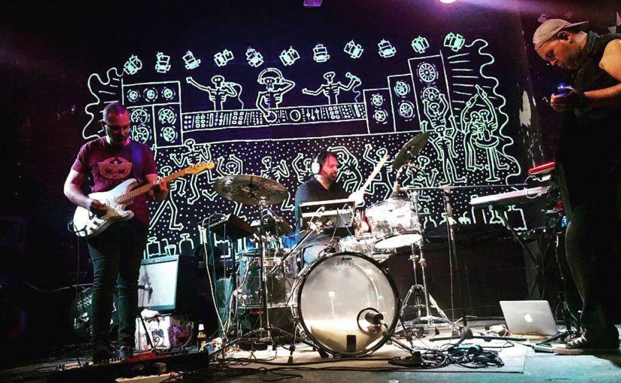 El grupo malagueño Mágicos Cabrones del Ruido, durante su concierto en La Invisible el pasado febrero.