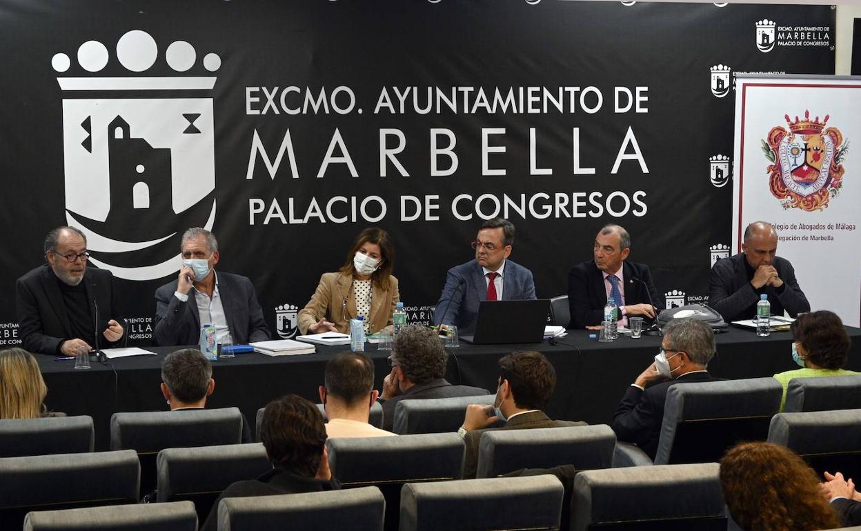 Participantes en la mesa redonda de la jornada del Colegio de Abogados celebrada en Marbella. 