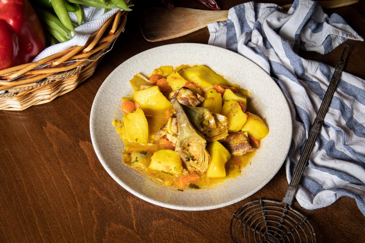 En la imagen, cazuela de patatas con costillas del Bar Arriate, enriquecida en primavera con alcachofas.
