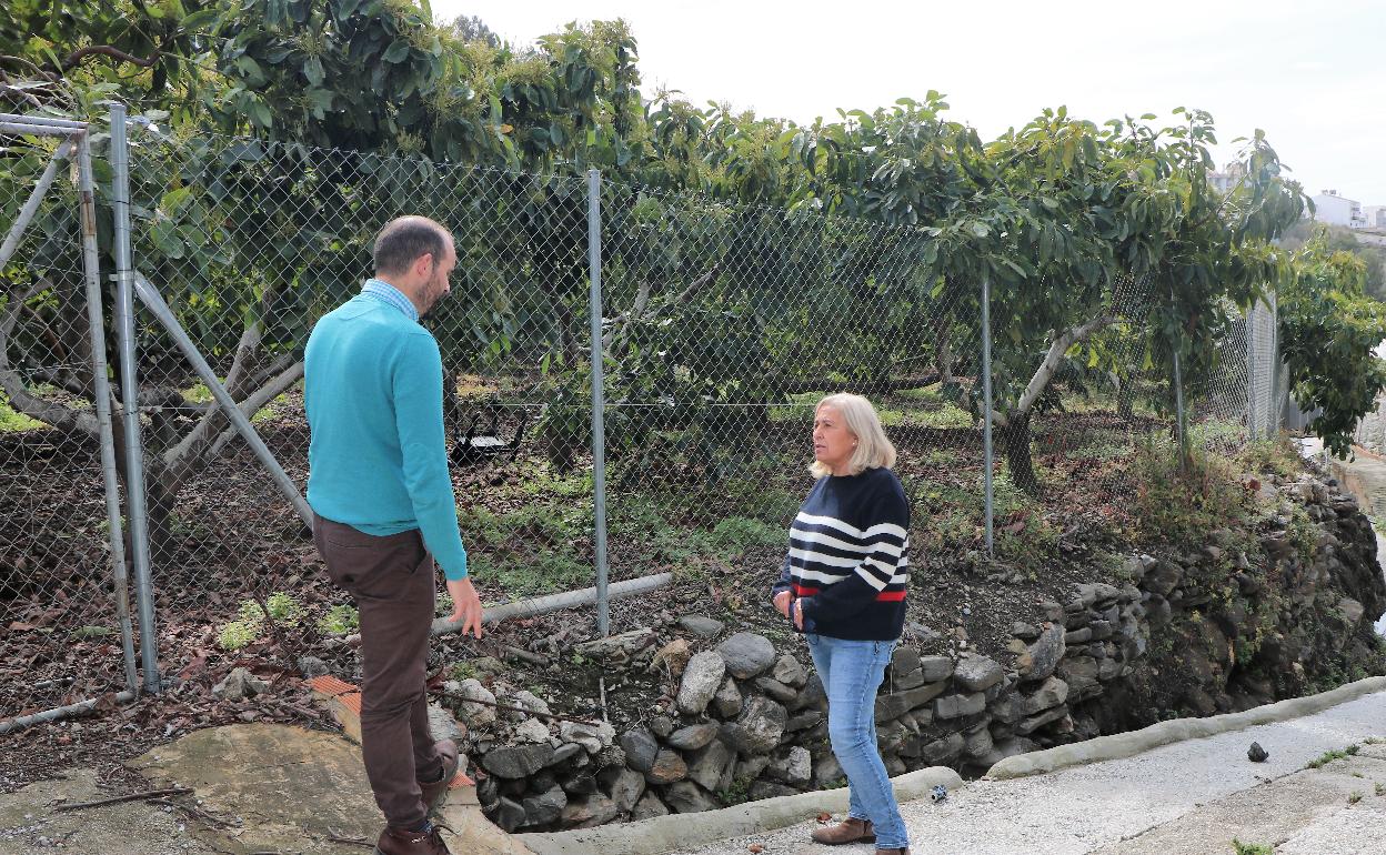 La edil de Agricultura, Ana Pérez, junto a un vecino en una finca. 