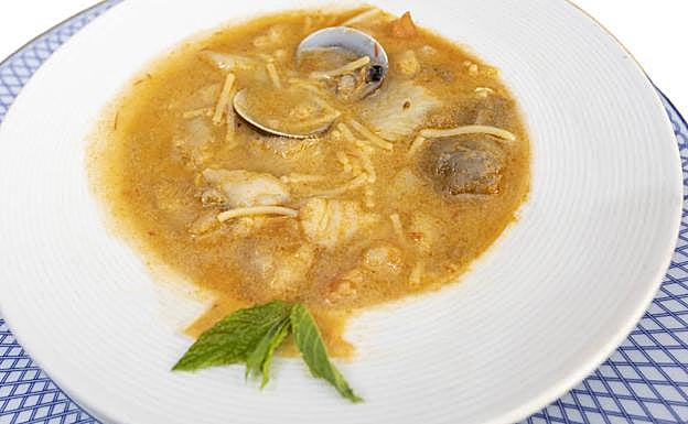 En la costa, la más tradicional de las cazuelas es la de fideos, casi siempre con almejas o coquinas.