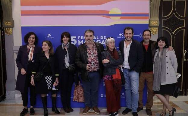 Imagen principal - En la primera imagen, el equipo del documental 'Emilio Prados, cazador de nubes', durante la presentación en el Cine Albéniz. En la segunda, las protagonistas de 'Romeo' junto a Sara G. Cortijo, a la derecha. En la última, La fotógrafa Lupe de la Vallina, junto a las exposición que estrena en calle Larios.