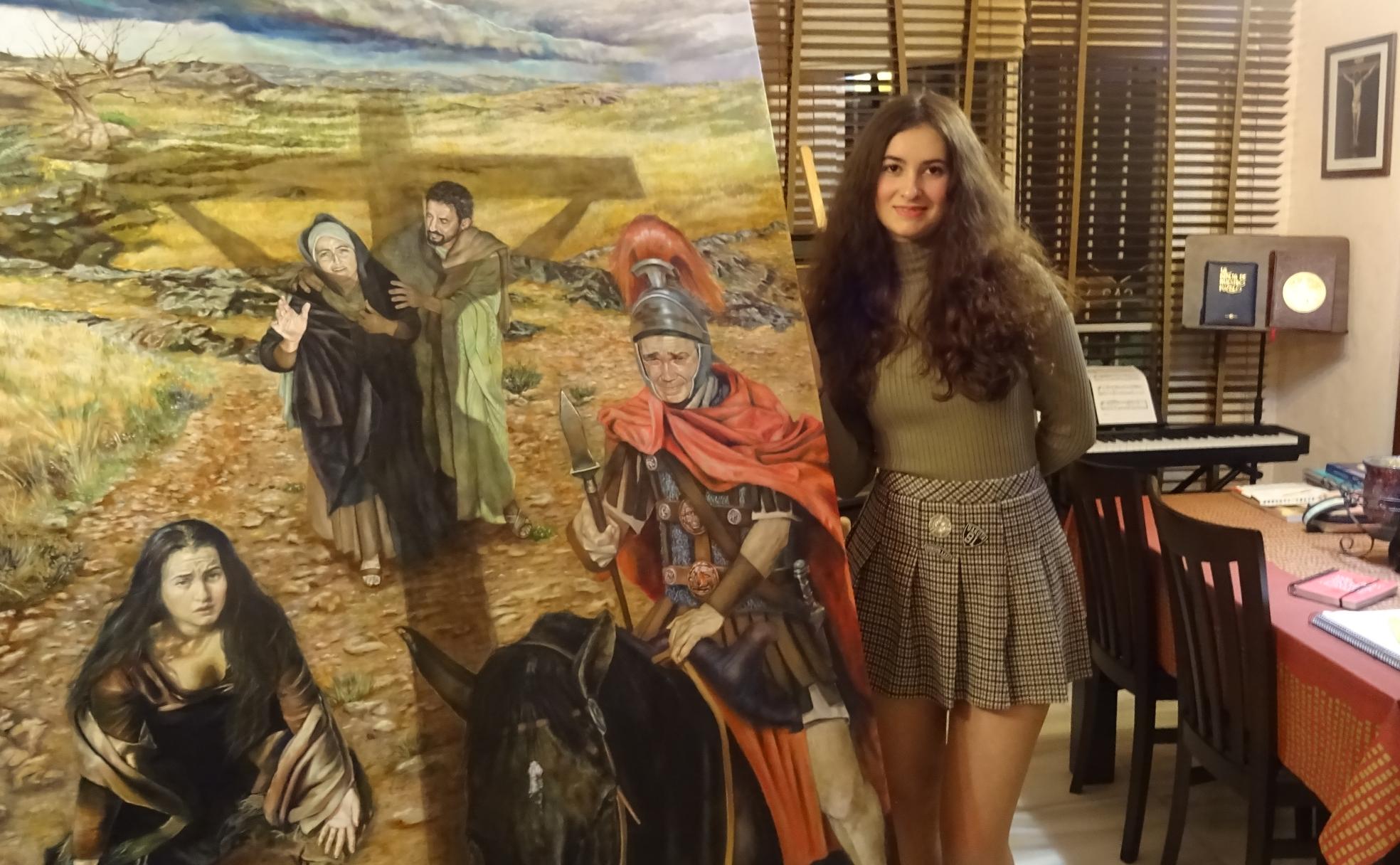 Marta de Aracoeli, junto a una de sus obras, en el salón de su casa de Alhaurín.