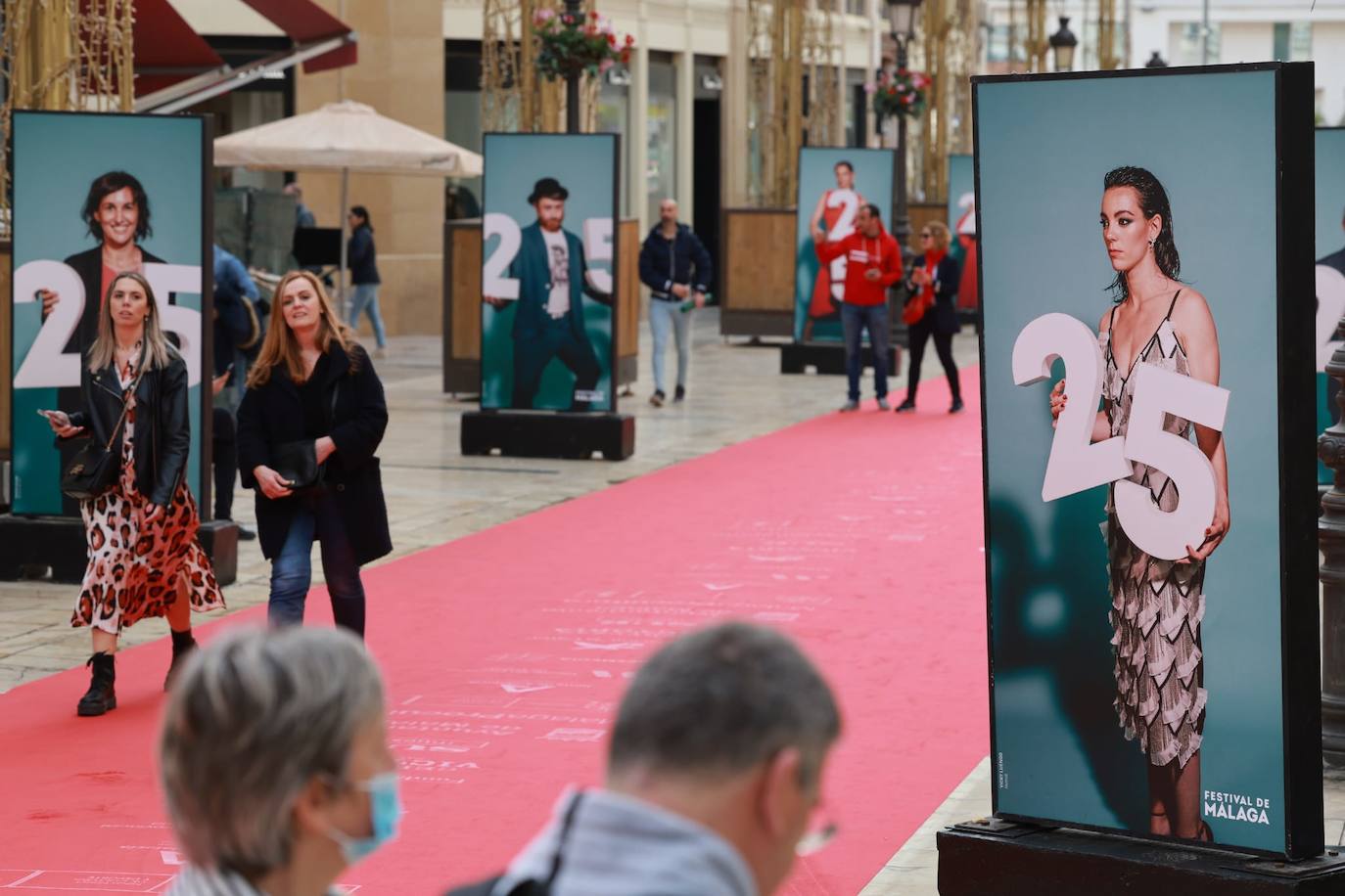 La calle Larios, engalanada con una gran alfombra roja y una exposición de fotos. 