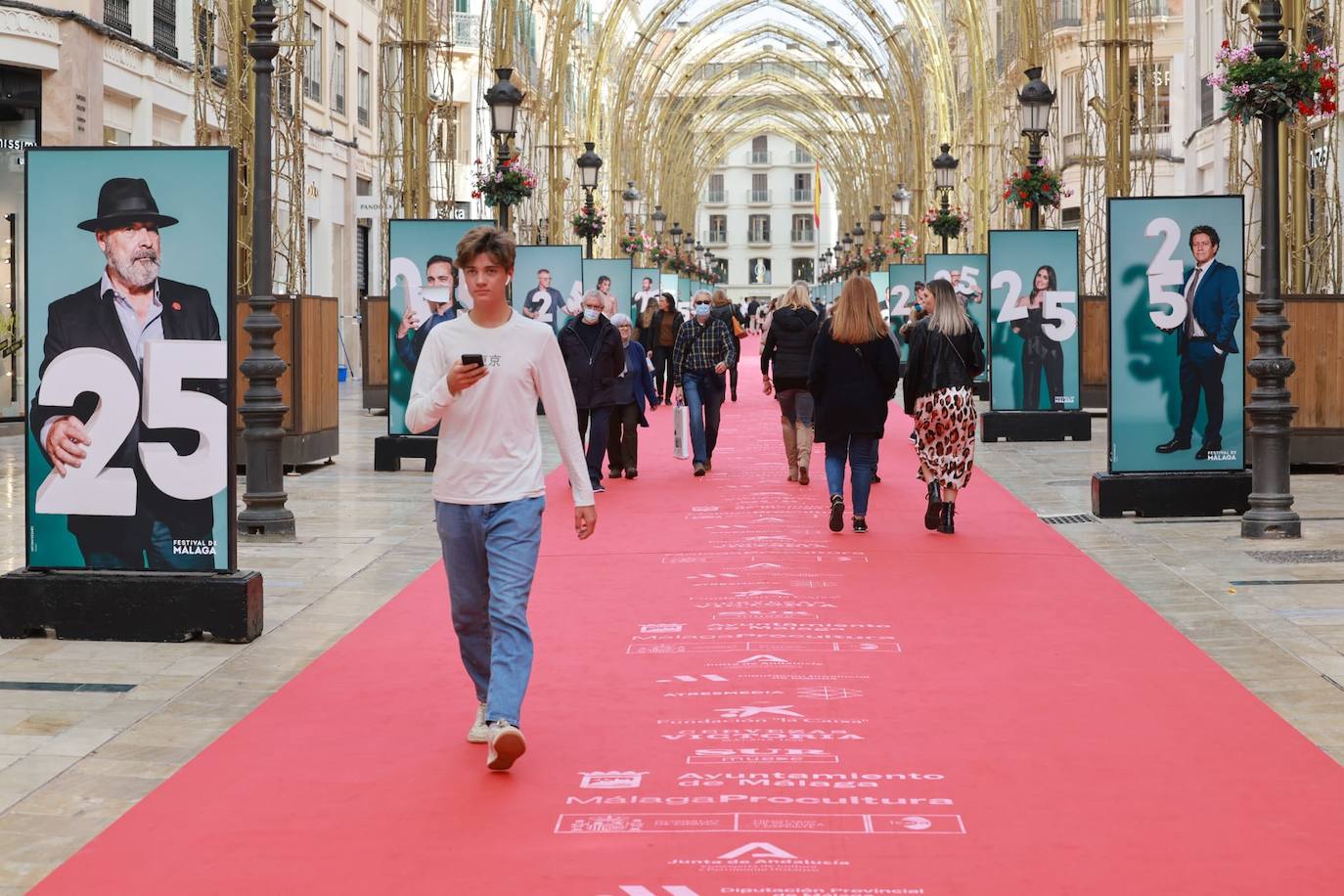 La calle Larios, engalanada con una gran alfombra roja y una exposición de fotos. 