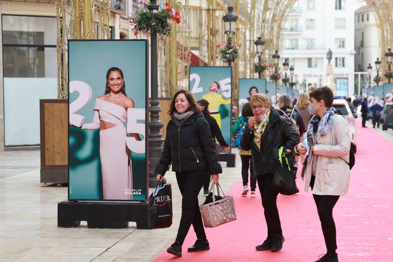 La calle Larios, engalanada con una gran alfombra roja y una exposición de fotos. 