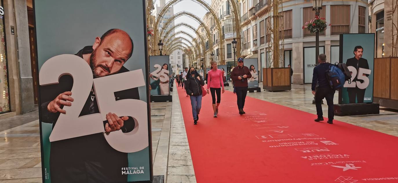 La calle Larios, engalanada con una gran alfombra roja y una exposición de fotos. 