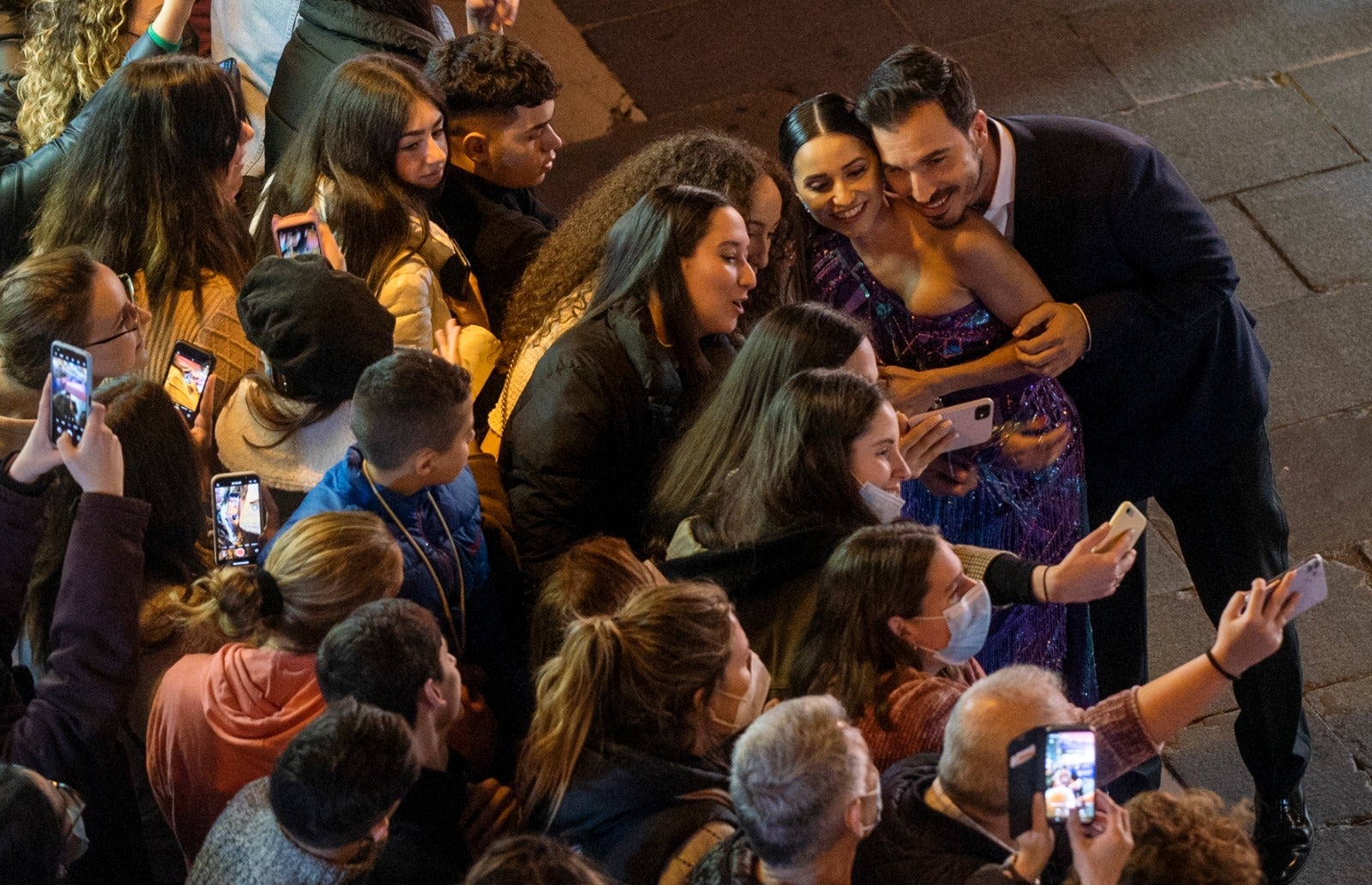 Dos años después volvieron los gritos y los 'flashes' a las puertas del Teatro Cervantes. El Festival de Málaga recuperó anoche una de sus señas de identidad con la concurrida alfombra roja de la noche. El reparto de 'Élite', el escritor Javier Castillo con Verónica Díaz, el actor de telenovelas Mauricio Ochmann y Blanca Suárez fueron algunos de los más aclamados. 