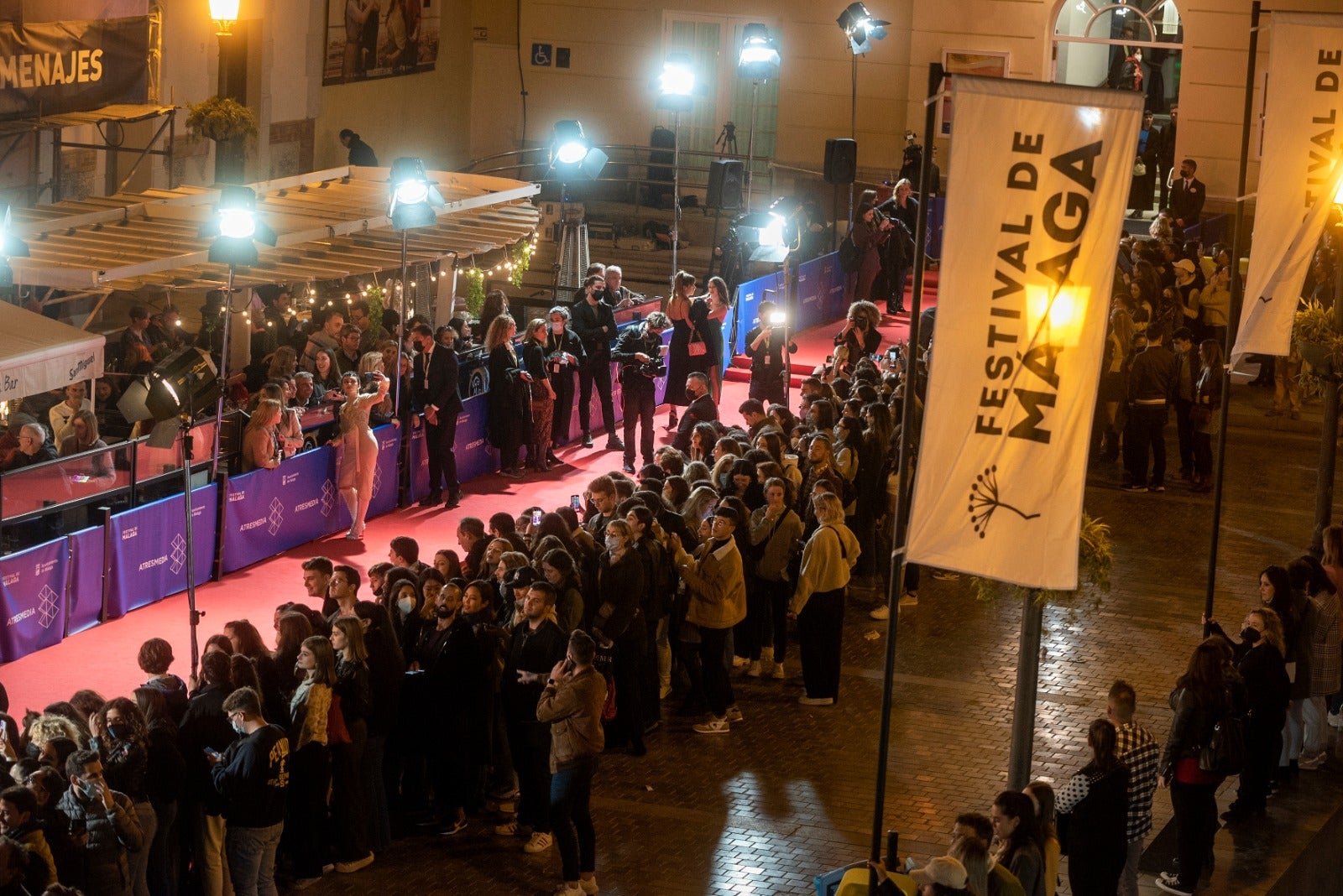 Dos años después volvieron los gritos y los 'flashes' a las puertas del Teatro Cervantes. El Festival de Málaga recuperó anoche una de sus señas de identidad con la concurrida alfombra roja de la noche. El reparto de 'Élite', el escritor Javier Castillo con Verónica Díaz, el actor de telenovelas Mauricio Ochmann y Blanca Suárez fueron algunos de los más aclamados. 