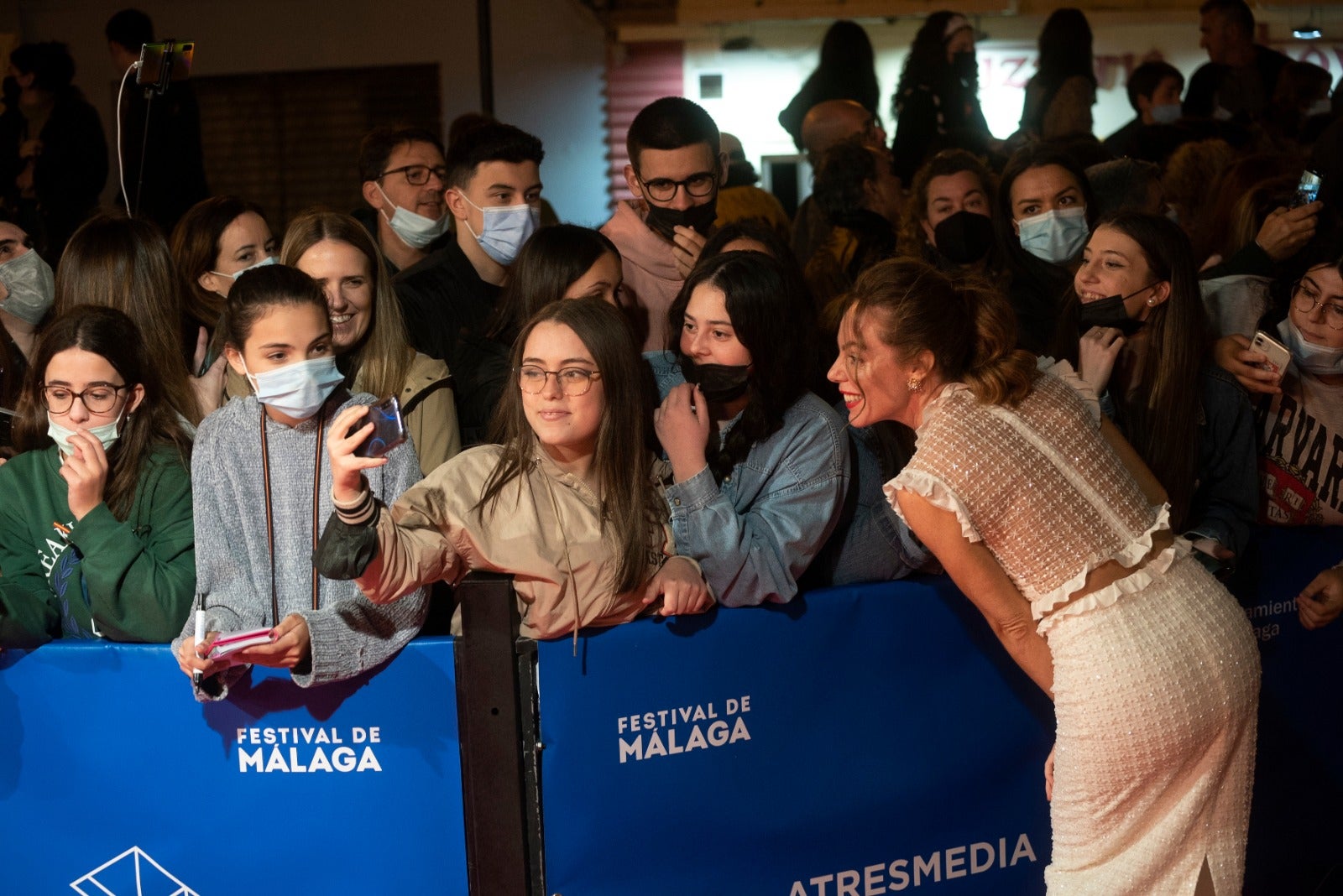 Dos años después volvieron los gritos y los 'flashes' a las puertas del Teatro Cervantes. El Festival de Málaga recuperó anoche una de sus señas de identidad con la concurrida alfombra roja de la noche. El reparto de 'Élite', el escritor Javier Castillo con Verónica Díaz, el actor de telenovelas Mauricio Ochmann y Blanca Suárez fueron algunos de los más aclamados. 