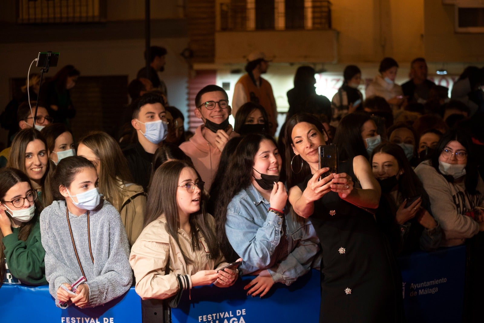 Dos años después volvieron los gritos y los 'flashes' a las puertas del Teatro Cervantes. El Festival de Málaga recuperó anoche una de sus señas de identidad con la concurrida alfombra roja de la noche. El reparto de 'Élite', el escritor Javier Castillo con Verónica Díaz, el actor de telenovelas Mauricio Ochmann y Blanca Suárez fueron algunos de los más aclamados. 