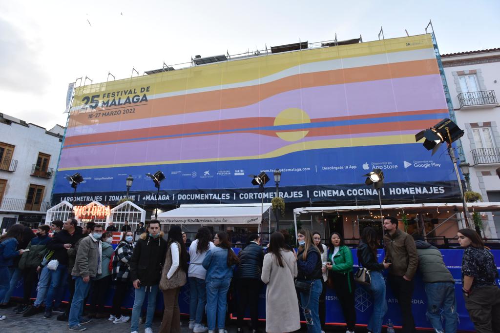 Dos años después volvieron los gritos y los 'flashes' a las puertas del Teatro Cervantes. El Festival de Málaga recuperó anoche una de sus señas de identidad con la concurrida alfombra roja de la noche. El reparto de 'Élite', el escritor Javier Castillo con Verónica Díaz, el actor de telenovelas Mauricio Ochmann y Blanca Suárez fueron algunos de los más aclamados. 