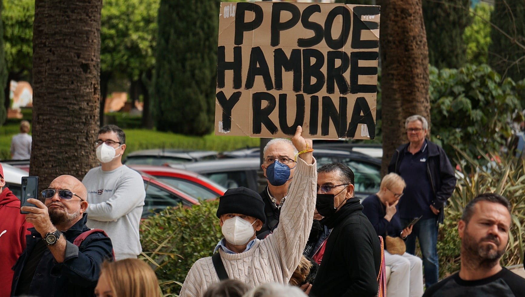En la protesta, celebrada frente al Ayuntamiento se ha criticado al Gobierno por no hacer nada tras la subida del combustible y la electricidad