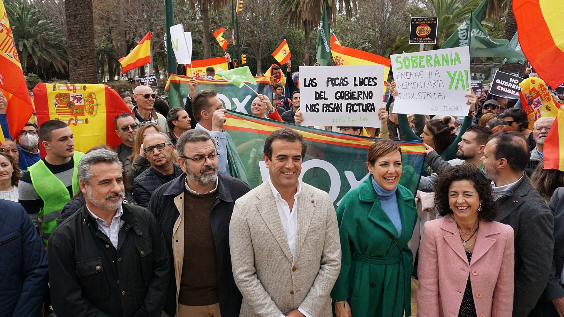 En la protesta, celebrada frente al Ayuntamiento se ha criticado al Gobierno por no hacer nada tras la subida del combustible y la electricidad