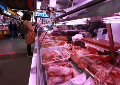 Imagen secundaria 1 - Un puesto repleto de marisco. Tampoco faltaban carnes y frutas y verduras en el mercado de Atarazanas. 