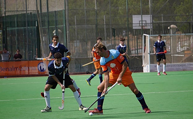 Dekeuyser (derecha), en un partido del cuadro malagueño. 