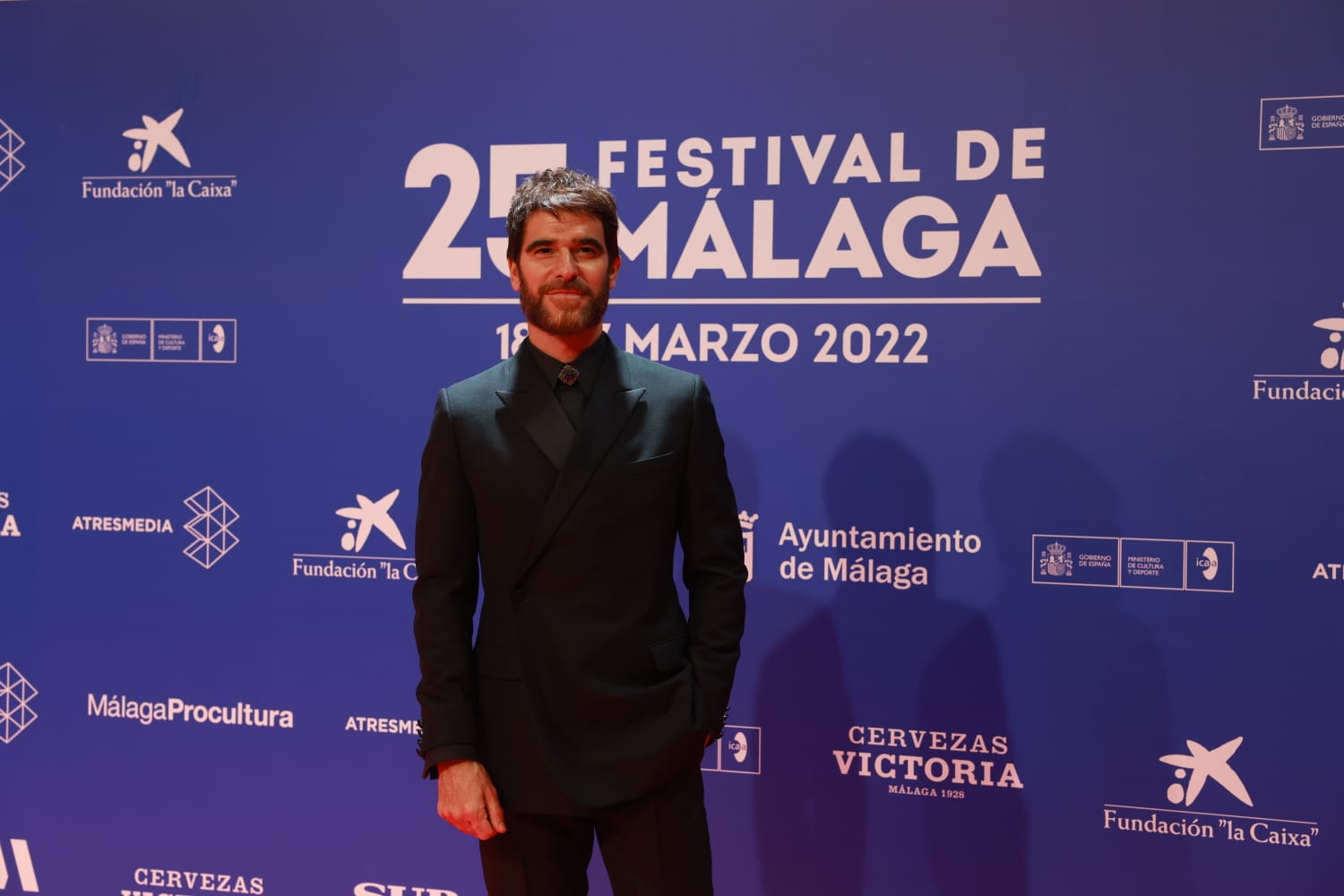 Alfonso Bassave, entre los mejores de la noche con un impecable Dior negro con camisa cerrada por completo con un broche. Completó el look con zapatos de charol dando toda una lección de cómo reinventar el estilo más clásico sin caer en códigos manidos.