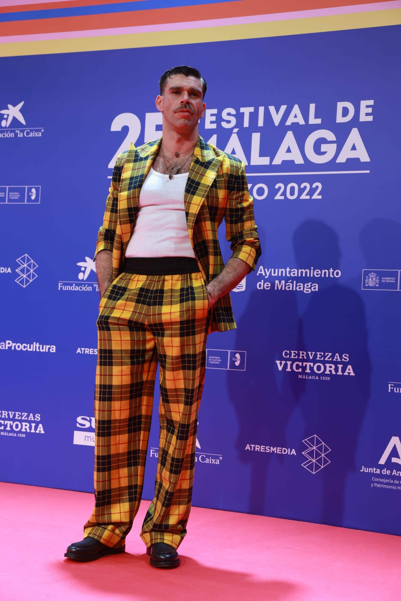 Fernando Valdivielso sorprendió con un difícil traje de cuadros amarillos de Jean Paul Gaultier. Igual combinado de otra forma... pero esa camiseta blanca de tirantes es un no rotundo.