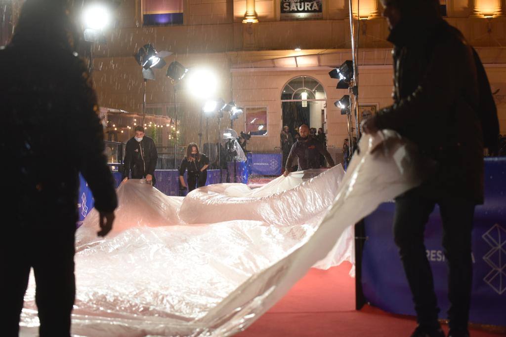 La alfombra roja del domingo volvió a estar animada, aunque deslucida por la lluvia 